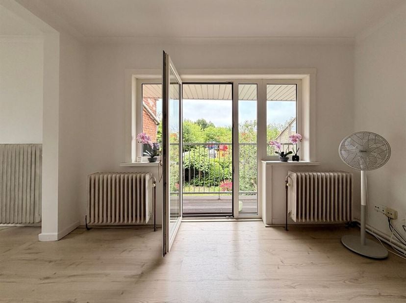 Wonen waar je werkt of werken waar je woont? Dit gerenoveerd duplex appartement is gelegen op de eerste en tweede verdieping boven het handelspand. U
