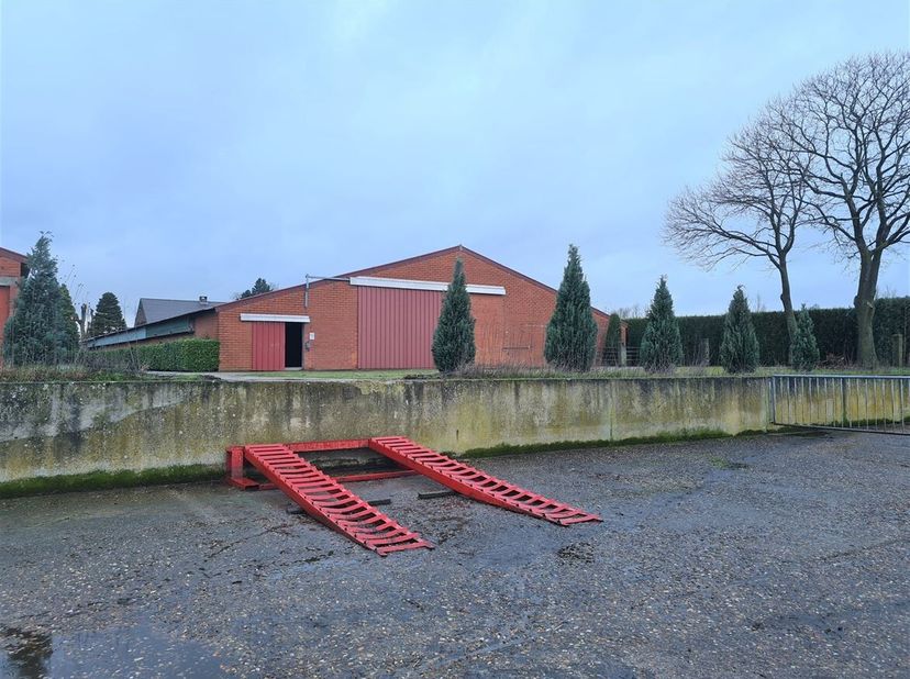 Hangar/espace de stockage bien entretenu de 768 m²<br />
Cet entrepôt/espace de stockage est situé dans une ferme et est donc facilement accessible pa