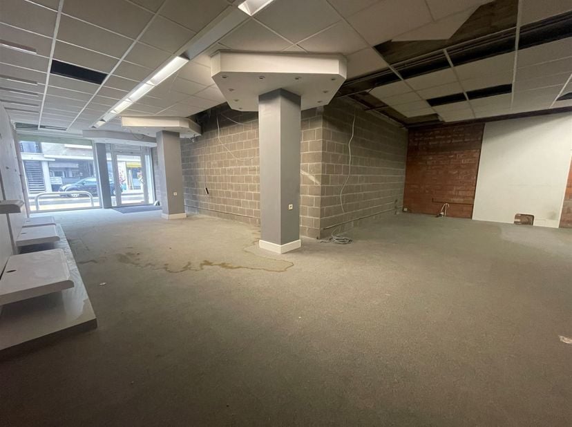 Ruim handelspand met veel mogelijkheden op een gunstige locatie!<br />
<br />
<br />
Indeling: Winkelruimte, bureau, toilet, keuken, opslagruimte.