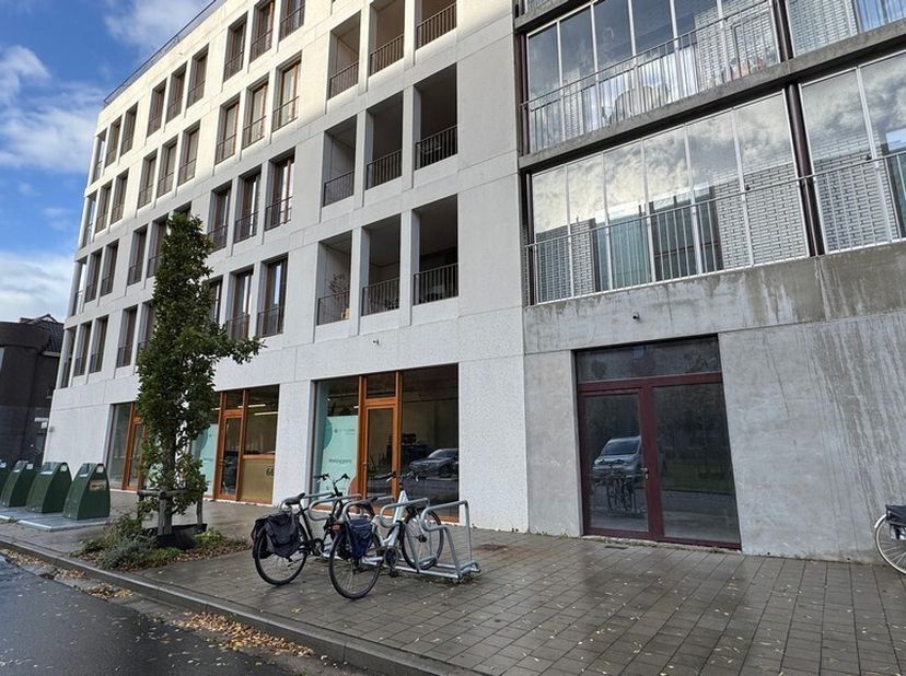 Cet espace de bureau brut est situé dans la résidence Bavo, dans la rue Tondelier à Gand, dans un environnement calme et verdoyant et pourtant facilem