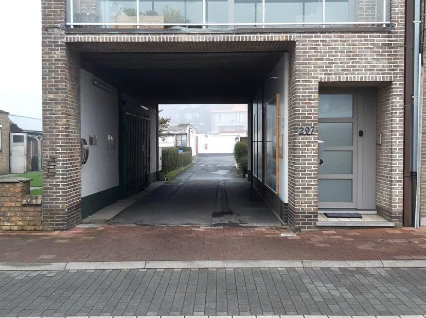 Oppervlakte: 19m²<br />
Onlangs vernieuwde poort.<br />
Garage nr 21<br />
Afmetingen:<br />
Lengte: 605cm<br />
Breedte: 288cm<br />
Breedte tussen p