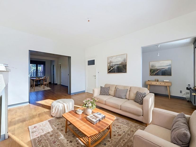 Ruim duplexappartement te huur in Kortrijk – vlakbij centrum en station<br />
<br />
Bent u op zoek naar een ruim en lichtrijk appartement op een uits