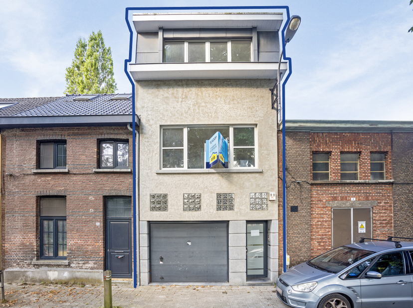 Cette maison est situ&amp;eacute;e dans une rue calme mais centrale avec des &amp;eacute;coles et des transports en commun &amp;agrave; quelques pas. Bien que ce