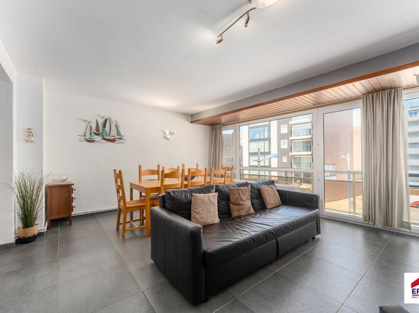 Te koop: gerenoveerd appartement in het centrum van Koksijde, op de Koninklijke Baan, nabij alle voorzieningen en met vrij zicht.Dit appartement, rece