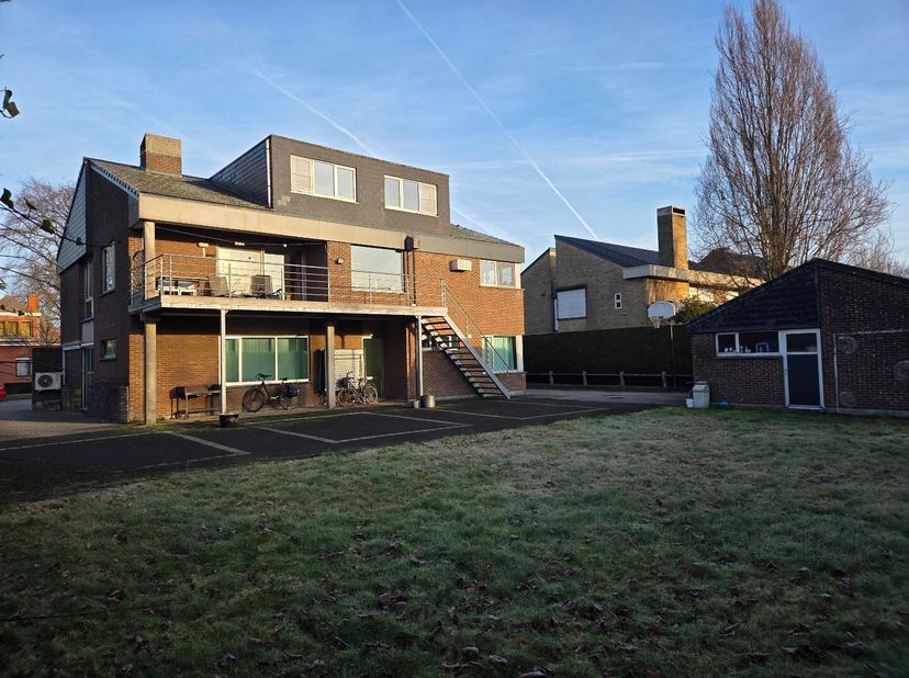 Ce bâtiment commercial à Kampenhout est construit sur un terrain de 9a 63ca.<br />
Grâce à son emplacement privilégié au cur du village, à proximité i