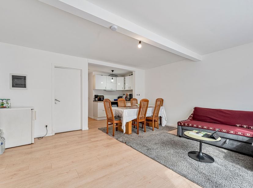 Op zoek naar een slimme investering met onmiddellijk rendement in Lauwe?<br />
Dit opbrengsteigendom bestaat uit twee éénslaapkamerappartementen, elk