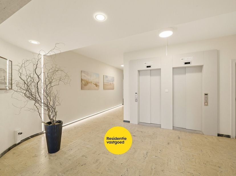 Op de iconische Albert I-promenade in Oostende bevindt zich dit appartement met zijdelings zeezicht in de stijlvolle Residentie Majestic, het voormali