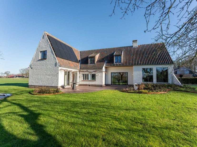 À Sint-Kruis (Bruges) /Damme, cette villa exclusive avec une expérience de vie particulière est située sur un vaste terrain de 2 396 m². Cette impress