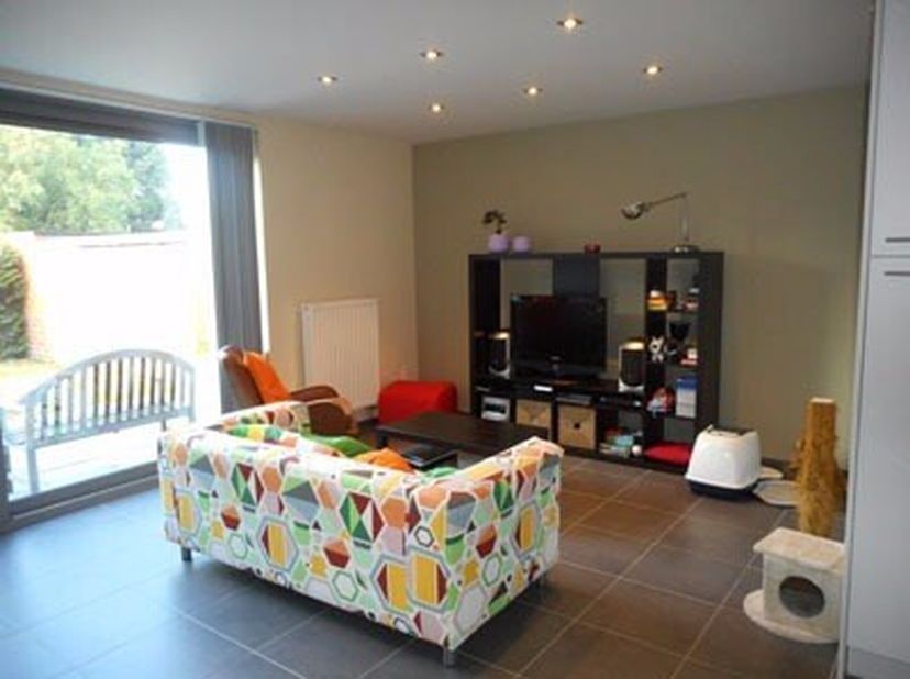 Dit modern appartement te Kuringen heeft een ideale ligging.<br />
Dit gelijkvloers appartement bestaat uit een inkomhal, living, keuken, berging, toi