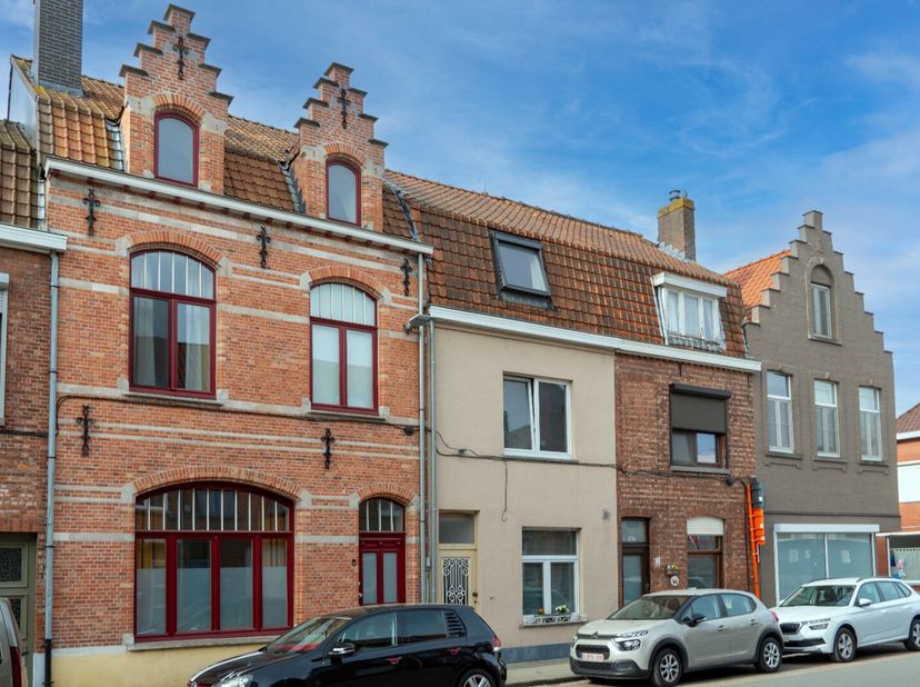 Deze prachtige woning, gelegen vlakbij het centrum van Brugge, werd volledig gerenoveerd met oog voor kwaliteit, comfort en energiezuinigheid (EPC B).