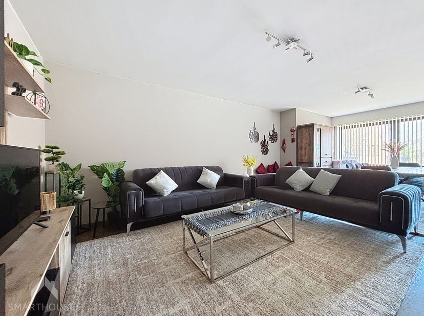 Gunstig gelegen appartement in een verzorgd en goed onderhouden appartementsgebouw, ideaal voor wie comfort en bereikbaarheid wil combineren. Via de i
