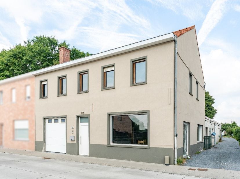 [[ DIT PAND NEEMT DEEL AAN DE ERA OPEN HUIZEN DAG OP 19/9 VAN 14:30 TOT 15:30 ]]Bent u op zoek naar een ruime woning in Waregem met tal van mogelijkhe