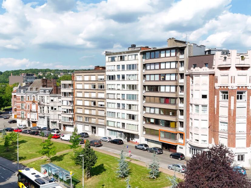 Idéalement situé à Liège dans le quartier des Vennes, agréable appartement 2 chambres (+/- 96m² d'après PEB) bien situé au 1er étage d'un immeuble ave