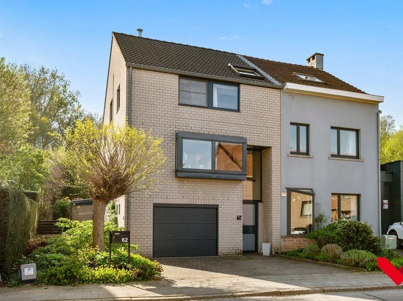 Ruime halfopen bebouwing met prachtige tuin in Kessel-Lo<br />
<br />
Ontdek deze bijzonder goed onderhouden halfopen bebouwing, ideaal gelegen in het