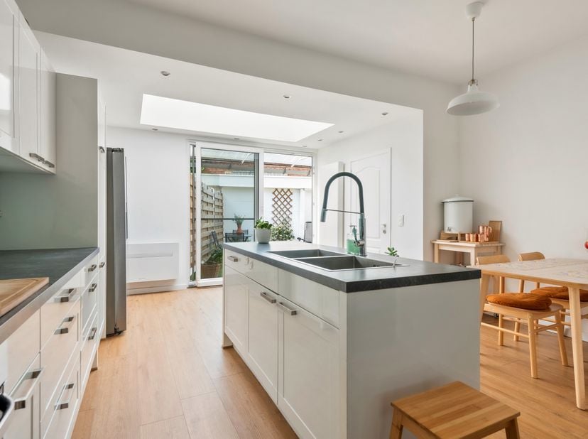 We treffen deze instapklare woning op wandelafstand van het centrum van Wilrijk, waar winkels, horeca, de markt, het gemeentehuis, stelynck park, het