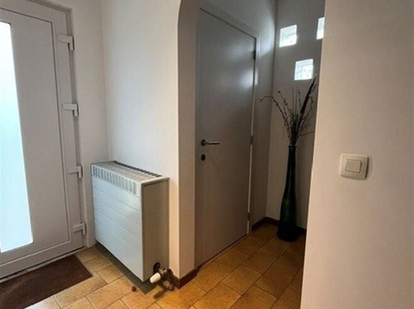 Maison familiale située au calme, à proximité du centre d'Oostmalle.<br />
Agencement : <br />
Rez-de-chaussée : <br />
- Hall d'entrée<br />
- Beau s