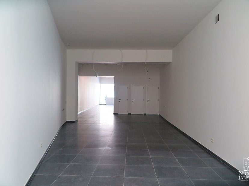 Opbrengstpand bestaande uit een gelijkvloers handelspand, appartement op de eerste verdieping en een duplex-appartement op de tweede en derde verdiepi