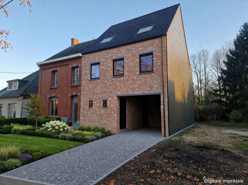 Deze mooie nieuwbouw woning wordt casco te koop aangeboden, wat concreet betekent dat de ruwbouw werken afgerond zijn en de woning water en winddicht