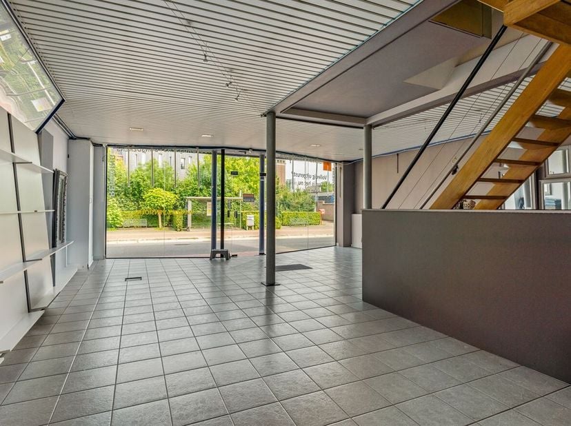 Handelshuis met ruime woonst en tal van mogelijkheden<br />
Op een strategische locatie in Hemiksem, tussen Antwerpen en Boom, bevindt zich dit veelzi