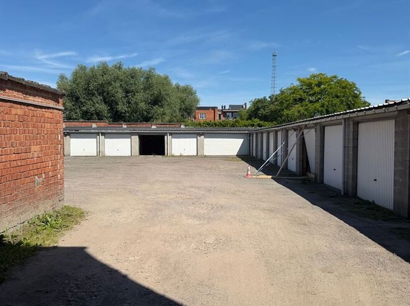 Garagebox te koop in Mechelen<br />
Op zoek naar een veilige en praktische parkeer- of opslagoplossing? Deze garagebox is gunstig gelegen in Mechelen