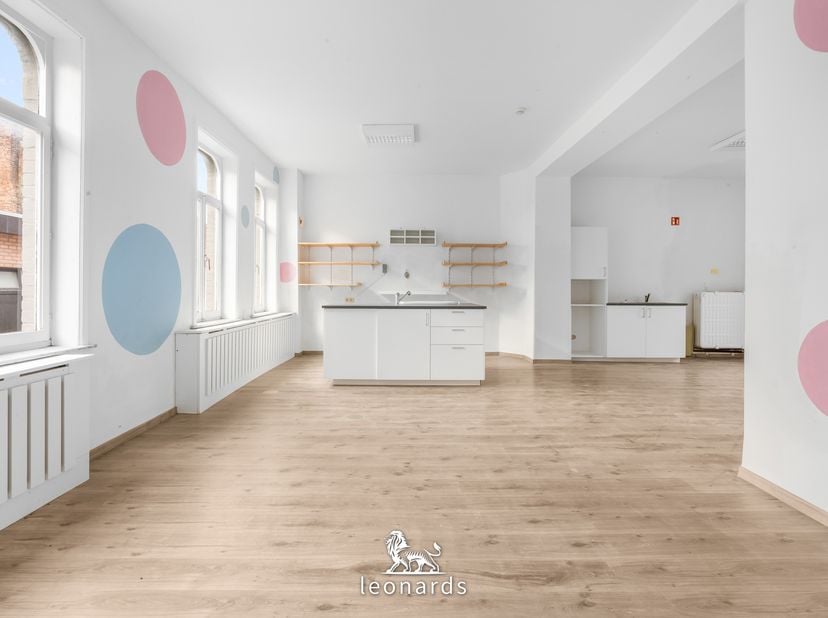 In de Nieuwstraat 68 te Wervik bevindt zich deze bijzonder ruime eigendom (momenteel gekend als handelswoning, vroeger in gebruik als kinderdagverblij