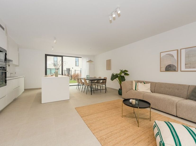 Vivehof is de meest energiezuinige buurt van Waregem. Vlakbij de dorpskern van Sint-Eloois-Vijve is deze woning nog te koop die uitgeeft op een rustig