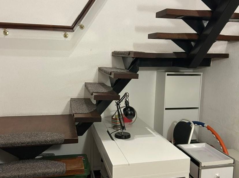 Appartement met eigen inkomdeur, ruime inkomhal en aparte berging. Trap naar boven : woonkamer met open ingerichte kookhoek, apart toilet, 1 slaapkame