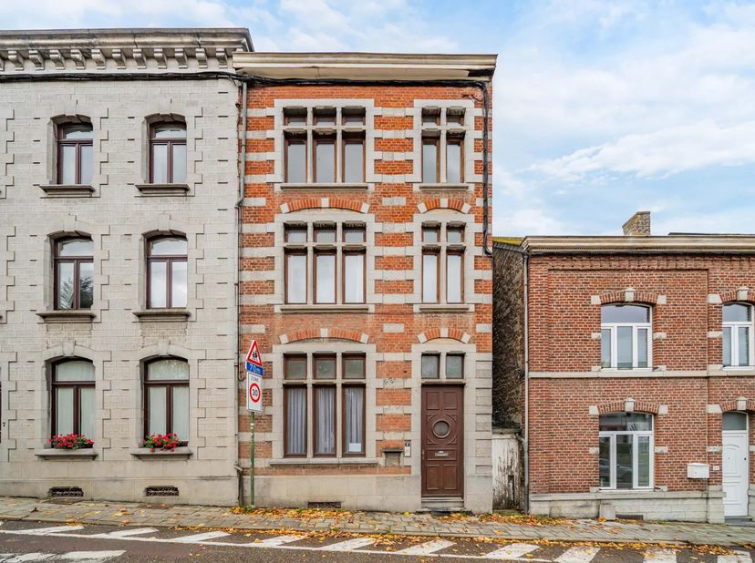 SOUS OPTION - SOUS OPTION - SOUS OPTION<br />
EB-Immo vous présente cette grande maison de ville avec cour arrière idéalement située en plein centre d
