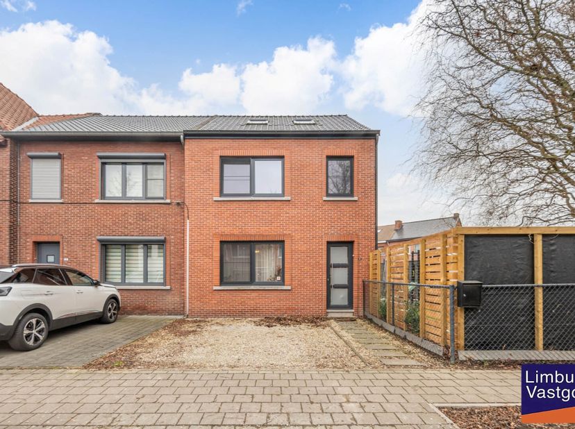 Gerenoveerde stadswoning met zuidgerichte tuin vlakbij de Kleine Ring van Hasselt. Centraal gelegen nabij het recent aangelegd park met speeltuin "Vre