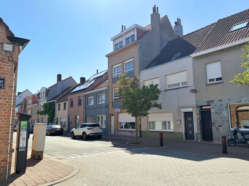 Groot woonhuis met een bewoonbare oppervlakte van ca. 255 m² verdeeld over 4 bouwlagen. Het huis beschikt over heel wat slaapkamers en kan mits de nod