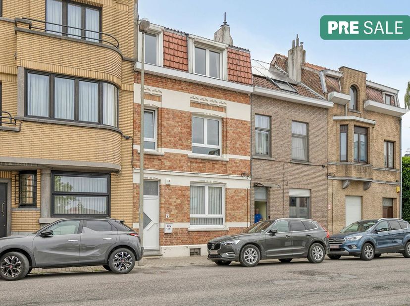 De eigendom wordt aangeboden via de Pre-sale formule. Op 27/06/2026 tussen 12:00 en 14:00 kan u de woning op afspraak komen bezichtigen en een bod uit