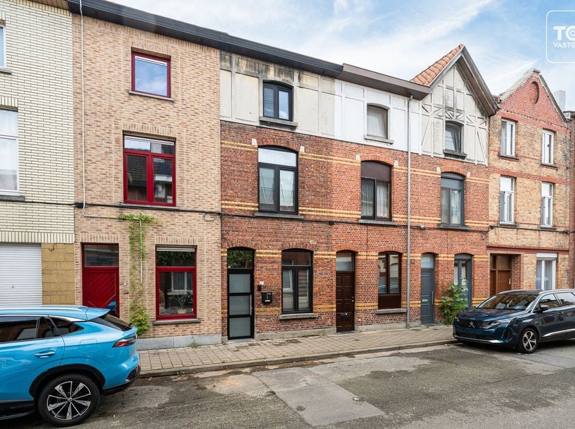 Deze recent gerenoveerde woning (2025) bevindt zich op een toplocatie, vlak bij het bruisende centrum van Gent. Alle dagelijkse voorzieningen zoals wi