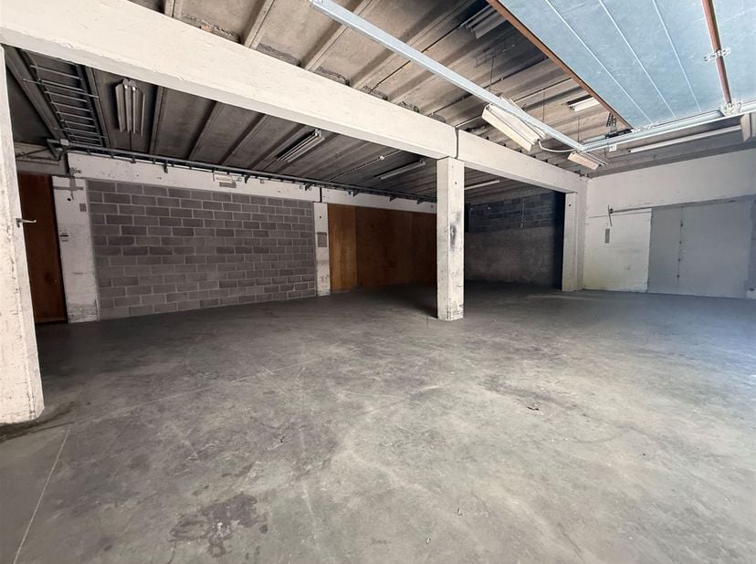 Magazijn van +/- 152 m² te huur in het hart van het dorp Blicquy.<br />
<br />
Elektriciteit aanwezig; geen water.<br />
<br />
Afmetingen van de