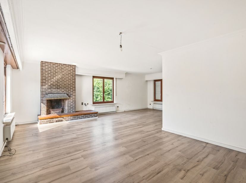 Deze vrijstaande woning met potentieel is gelegen in een doodlopende straat, pal in het centrum van Poppel, op een schitterende kavel van 2.476 m². <b