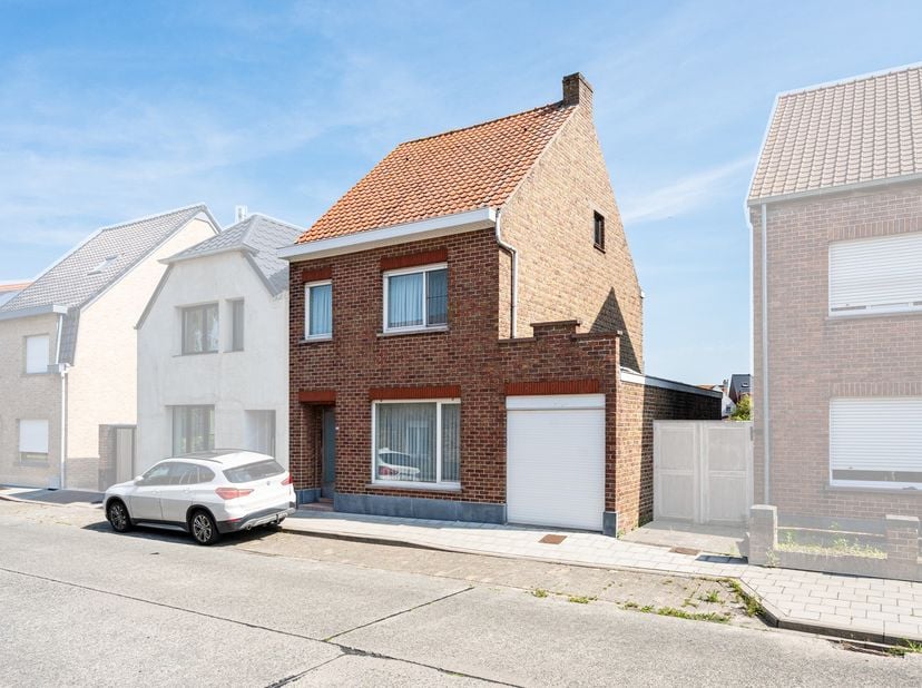 In de Ettelgemsestraat 175 te Oudenburg bieden wij deze stevig gebouwde halfopen bebouwing aan, gelegen op een perceel van 368 m². De woning werd oors