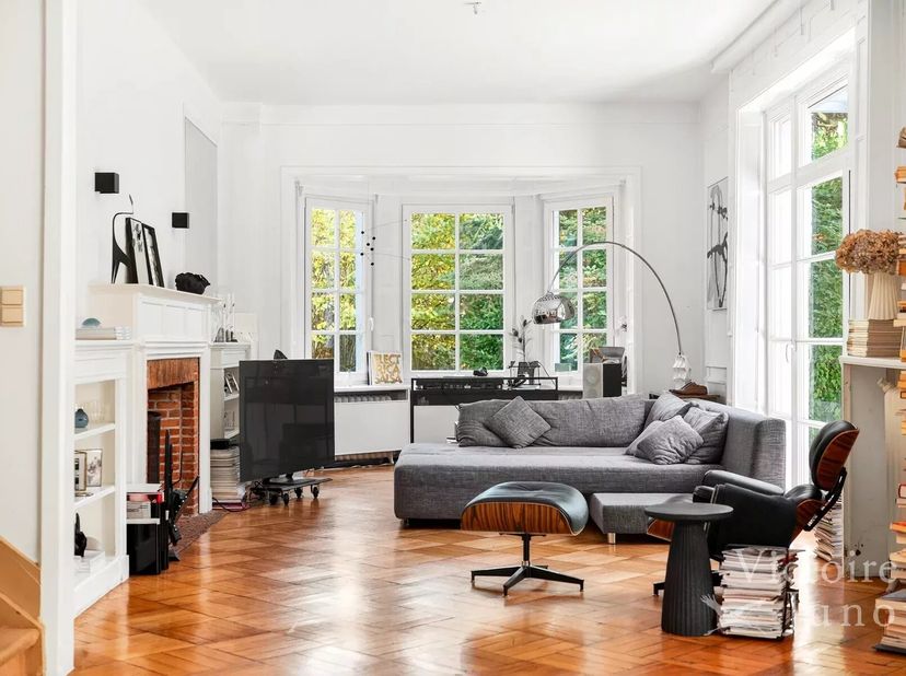 Victoire-Junot heeft het genoegen u deze elegante te renoveren villa aan te bieden, ideaal gelegen in het hart van de prestigieuze wijk Prins van Oran