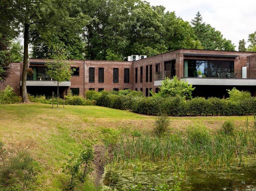 Gelegen in de Residentie Bleubell op "De Heide" in Waasmunster bevindt zich dit uitzonderlijk appartement van 1530 m² met een royaal, zuidwest georiën