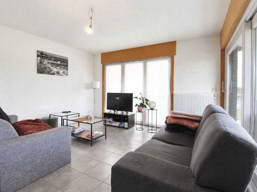 Langs de Stationsdreef vinden we dit recent en energiezuinig appartement. Goed gelegen nabij winkels, openbaar vervoer en verschillende diensten.<br /