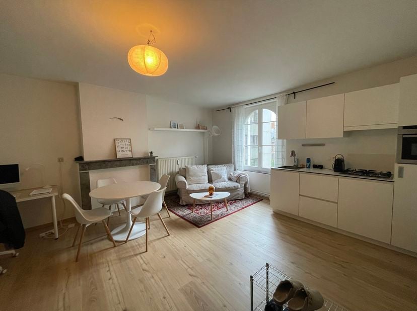 Ruime en lichtrijke studio met buitenruimte op een uitstekende locatie in het hartje van Leuven.<br />
De studio is gelegen op de 2de verdieping en is