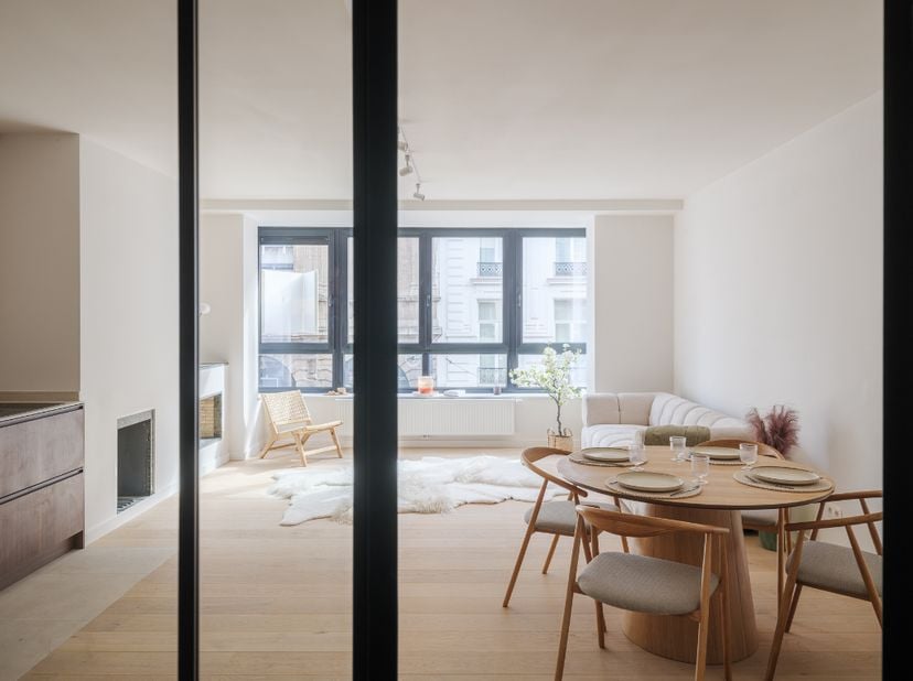 Centrum Gent – Luxueus en lichtrijk 2-slaapkamerappartement met EPC A-score<br />
<br />
Dit volledig gerenoveerde appartement van ca. 103 m² bevindt