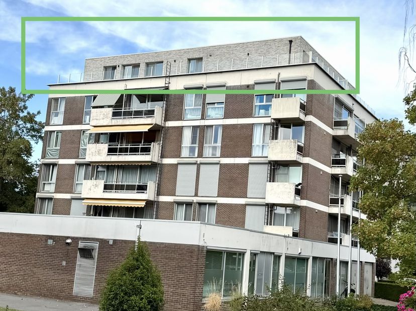 Ruim en volledig gerenoveerd penthouse op toplocatie!<br />
<br />
Instapklaar penthouse met 3 slaapkamers, een ruim terras rondom het appartement en