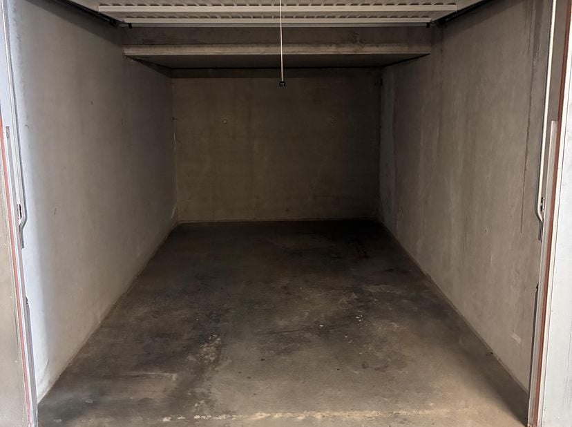 Deze gesloten garagebox is gelegen op de ondergrondse verdieping van de residentie De Paddoc.<br />
De garagebox is voorzien van een manuele poort en