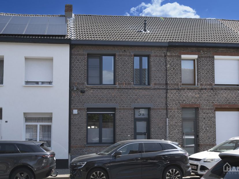 Deze instapklare woning omvat: Inkomhal; apart toilet; leefruimte; volledig geïnstalleerde keuken met kasten, kookplaat, vaatwasser, oven, koelkast en