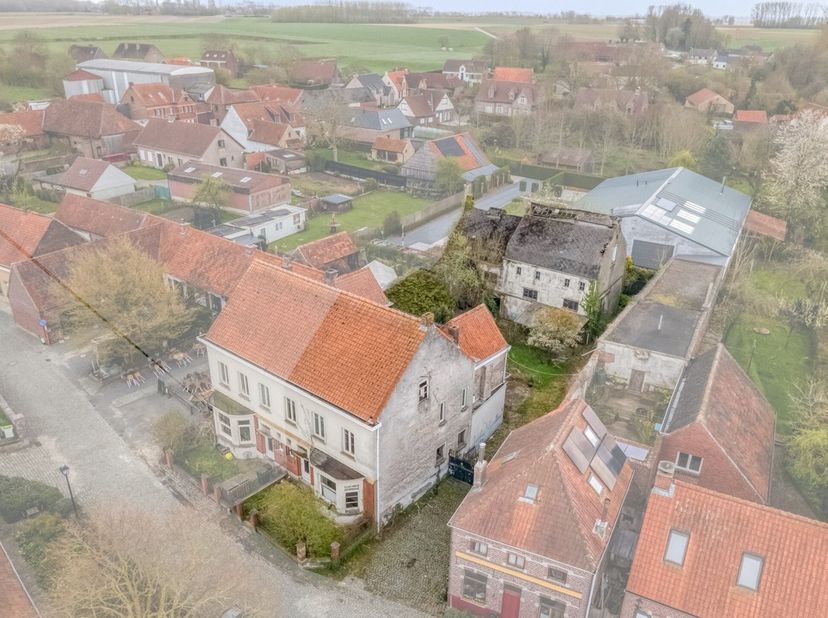 De woning met oude brouwerij is gelegen in de dorpskern van Dikkele, een beschermd dorpsgezicht en deelgemeente van Zwalm. Het voormalige brouwershuis