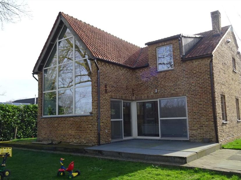 Beschikbaar vanaf 1/8/2026. U bereikt deze alleenstaande woning via een 30 m lange privatieve oprit. Via de inkom met inbouwkasten, komt u in de ruime