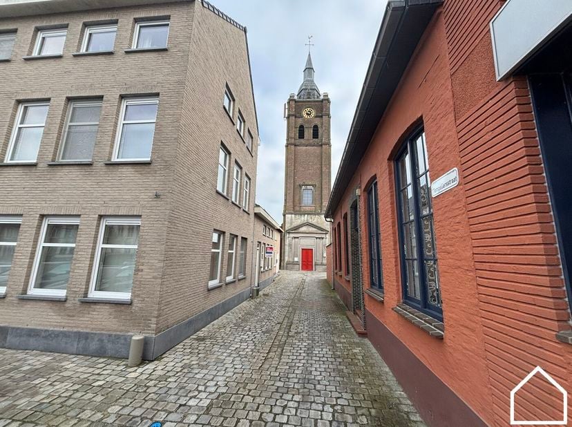 Knusse gerenoveerde rijwoning met dakterras in Roesbrugge-Haringe<br />
<br />
In het charmante en landelijke Roesbrugge-Haringe, een deelgemeente van