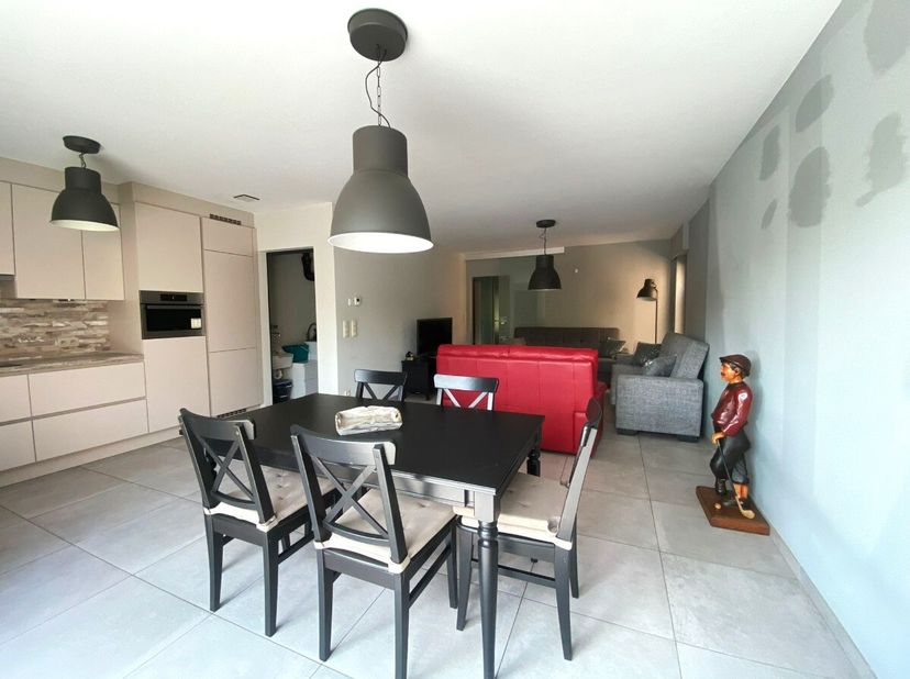 Gelijkvloers appartement met 2 slaapkamers, terras en twee autostaanplaatsen kortbij het centrum van Wellen.Dit appartement heeft een bewoonbare opper