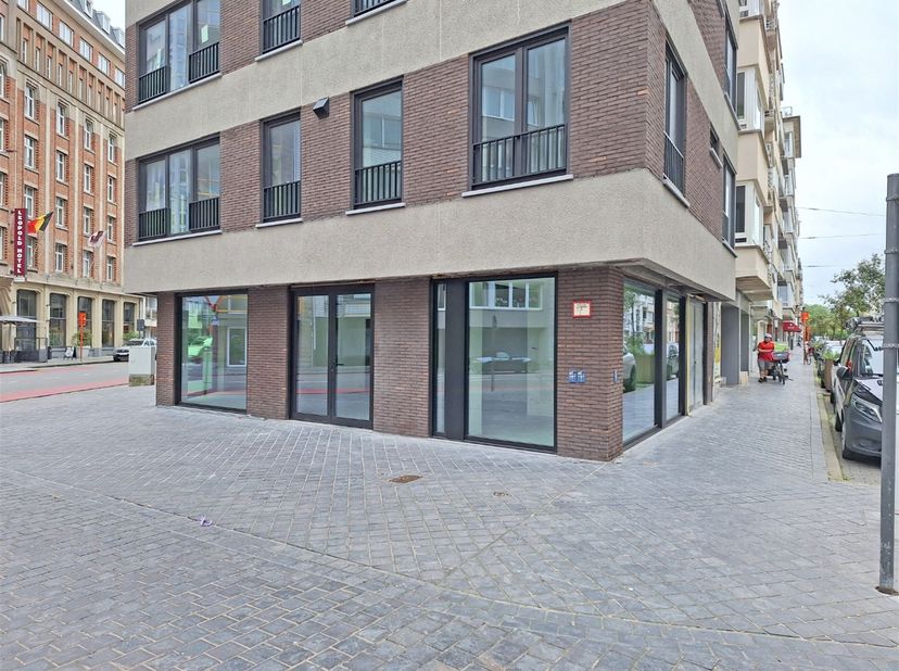 Goed gelegen casco handelspand in het hart van Oostende,. Met een uitstekende zichtbaarheid op de hoek van de Koningsstraat en de Van Iseghemlaan, tre