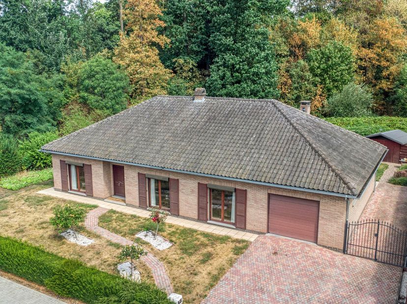 <br />
Op een bijzonder rustige en groene ligging in Duras, aan de Duraslaan 2, vinden we deze&amp;nbsp;gelijkvloerse woning met 4 slaapkamers&amp;nbsp;terug.