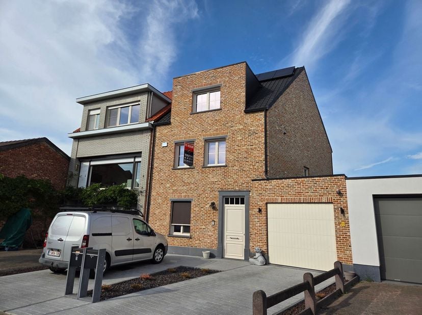 BIJZONDER RUIM, KWALITATIEF EN ENERGIEZUINIG DUPLEX-APPARTEMENT 128M² MET 2 SLAAPKAMERS, GROOT TERRAS 15M² EN AUTOSTAANPLAATS.<br />
 1ste en 2de ver